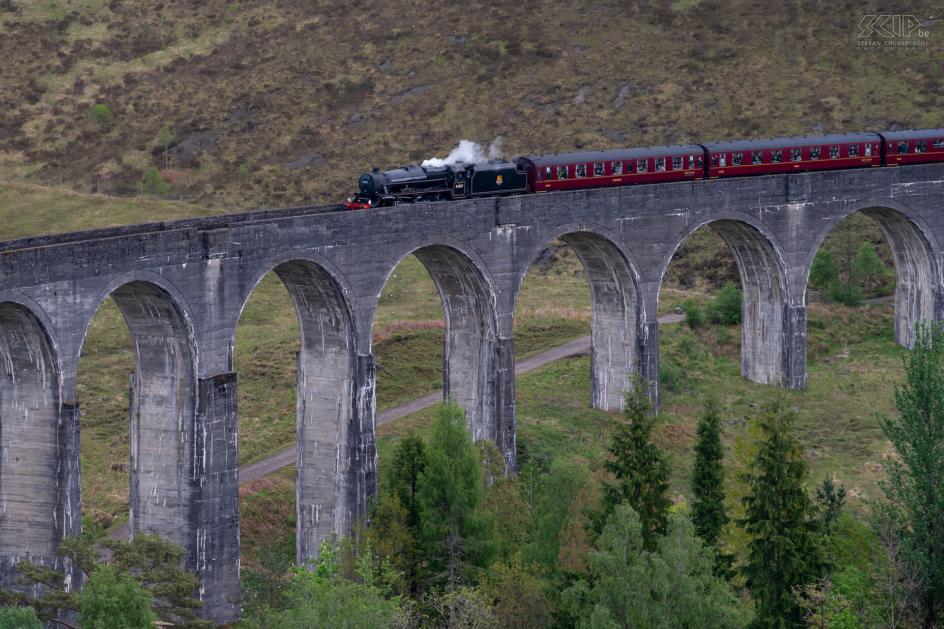 Glenfinnan Viaduct - The Jacobite Next to the Glenfinann Monument there is also the railway viaduct. It was built between July 1897 and October 1898 and is one of the most important structures on the railway. The 380 meter long structure consists of 21 spans, which reach up to 30 meters high. In summer, the tourist train 'The Jacobite' with steam locomotives runs daily between Fort William and Mallaig. Many film scenes were filmed on the Glenfinnan Viaduct, including several Harry Potter films in which the Hogwarts Express plays an important role. Stefan Cruysberghs